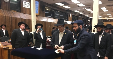 חלוקת דולרים לצדקה • י"ט שבט תשע"ח 