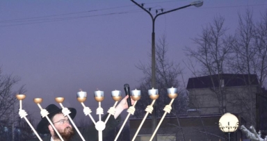 תמונת היום • הדלקת המנורה בשלג 