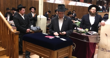 חלוקת דולרים לברכה והצלחה