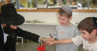 מייצרים שמן ונרות בגילה