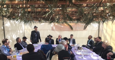 ראש העיר של מלברן הגיע לסוכת חב"ד