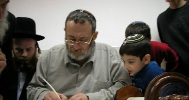 מעמד מרגש בהכנסת ספר תורה למערת המכפלה בחברון