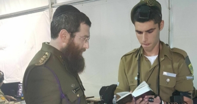 רב הצבא מנצל את ההזדמנות למבצע תפילין 