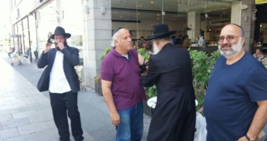 שליח קיבל דו"ח על הצבות דוכן תפילין 