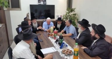 ראש העיר עם מנהלי מוסדות חב"ד