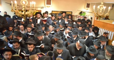 המונים באמירת סליחות בפאריז