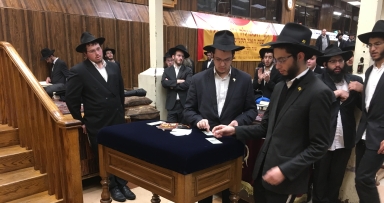 מעמד חלוקת דולרים לברכה והצלחה 