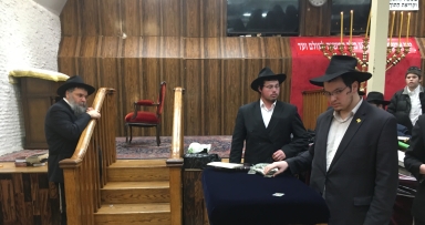 חלוקת "דמי חנוכה" לברכה והצלחה 