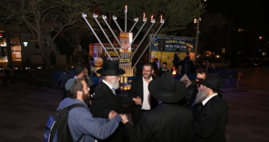 מתנדבי זק"א כובדו בהדלקה של תל אביב 