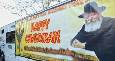 שיירה של מכוניות חנוכה בקווינס 