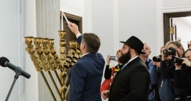 ראש הממשלה של פולין הדליק המנורה 