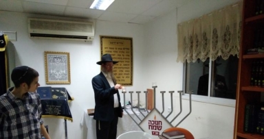 הדליקו את המנורה באלעד 