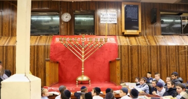 והדליקו את הנירות בחצרות קדשך 