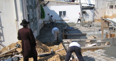 יצקו את מקוה חב"ד בעיר הגאולה