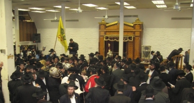 הכנסת ספר תורה לז"נ הרב לוי"צ שפירא