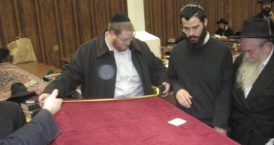פרוכת חדשה לתיבת קריאת התורה