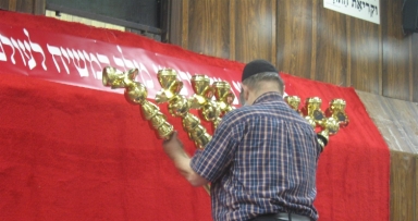בניית החנוכיה ב-770