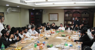 "שיעור אחדות" השבועית לתלמידי הקבוצה
