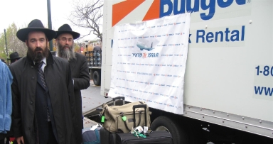 השלוחים ממשיכים למלאות את 770