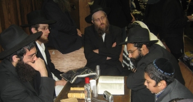 הנחת תפילין לאחד מ"ילדי השלוחים"