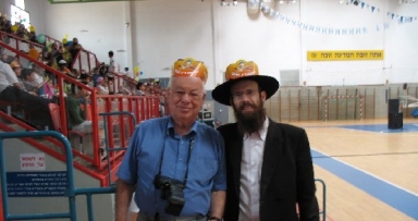 עיתון 'שחק' על התהלוכה בפתח תקווה