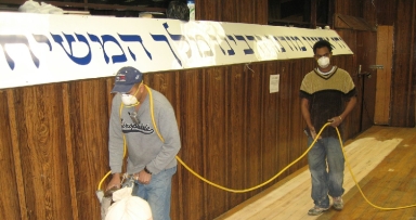 בימת ההתוועדויות קורצפה לקראת פסח