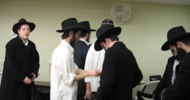 כעת: מדידת מעילים לתלמידי הקבוצה