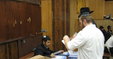 חילקו "יחי המלך" בקראון הייטס ובבורו פארק