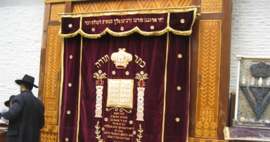 הוחלפה פרוכת ארון הקודש ב-770