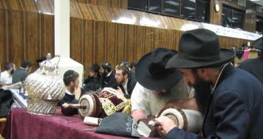 הוגהו שני ספרי תורה ב-770