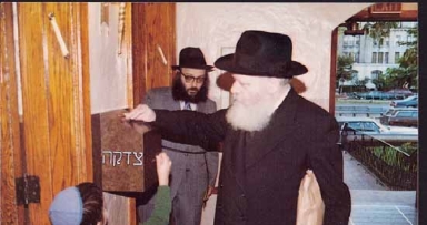'הארץ': "הרבי מלובביץ' דורש חומש לצדקה"