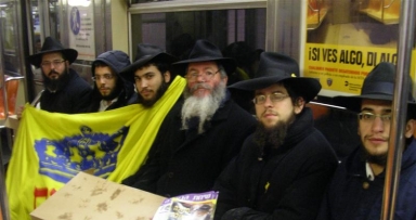 מבצע חנוכה שע"י תלמידי התמימים ב-770