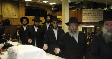 אחש"פ - התוועדות 'סעודת משיח' וחלוקת כוס של ברכה