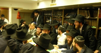 התוועדות יום-הולדת לשלשה מבוגרי 'קבוצה' ס"ה