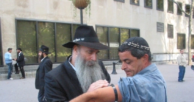 תדהמה בחב"ד: הצעת חוק נגד מבצע תפילין