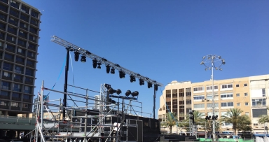 משיח בכיכר - התחילו להקים את הבימה