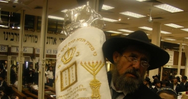 הכנסת ס"ת ב-770 - גלריה