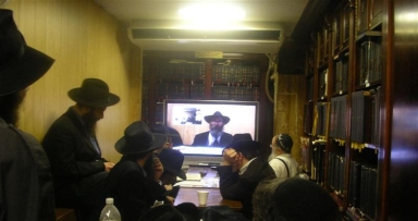 תנופה בלימוד הלכות בית הבחירה: שיעור בשלשה מדינות בו זמנית