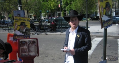 חדש: דוכן בשורת הגאולה מחוץ ל770