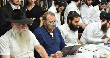 הזמר דודו פישר בהתוועדות פינת החי