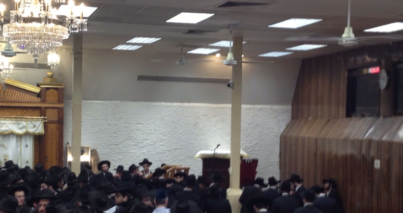 אחרי מנחה מברך כלל ישראל ומחלק דולרים.