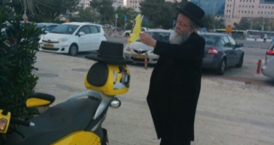 ח"כ הרב אליעזר מוזס (ממפלגת יהדות התורה) בוחן ומתרשם מהאופנוע הגאולתי.