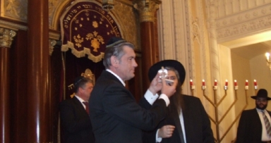 נשיא אוקראינה הדליק את אור הגאולה