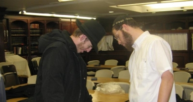 חלוקת מעילים לתלמידי בית משיח 770
