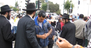 "וראו כל עמי הארץ . . ויראו ממך"