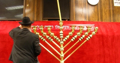 הרכבת והדלקת המנורה בבית המקדש