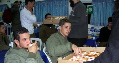 חיילי אופקים זוכים לאור החנוכה והגאולה