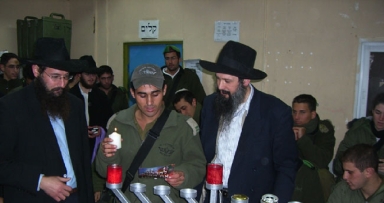 אור החנוכה והגאולה לחיילי חברון